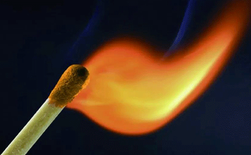燃烧的火柴产生温度