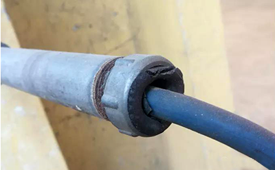 不采用挠性管连接时，管末端应加工成喇叭口或带护线帽