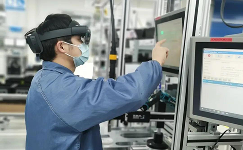 苏州生产厂技术人员佩戴HoloLens 2 调试