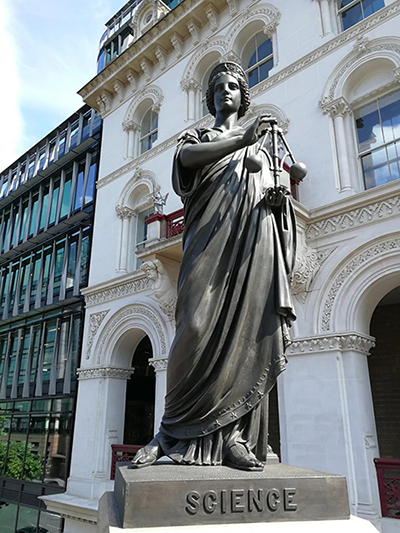 伦敦街头代表科学的雕塑